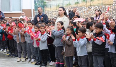 İl MİLLİ EĞİTİM MÜDÜRÜ AZİZ GÜN BAYRAK SEVGİSİYLE YÜREKLERİ ISITAN ÖĞRENCİMİZİ ÖDÜLLENDİRDİ