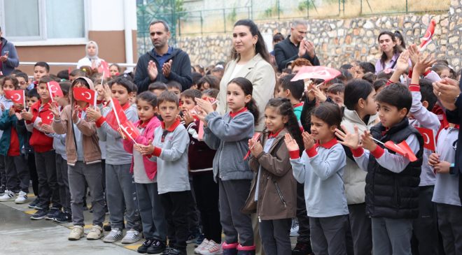 İl MİLLİ EĞİTİM MÜDÜRÜ AZİZ GÜN BAYRAK SEVGİSİYLE YÜREKLERİ ISITAN ÖĞRENCİMİZİ ÖDÜLLENDİRDİ