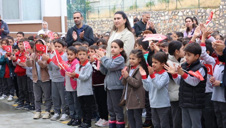 İl MİLLİ EĞİTİM MÜDÜRÜ AZİZ GÜN BAYRAK SEVGİSİYLE YÜREKLERİ ISITAN ÖĞRENCİMİZİ ÖDÜLLENDİRDİ