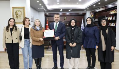Fırat Üniversitesi Fen Fakültesi Fizik Bölümü öğrencileri Elazığ Belediye Başkanı Şahin Şerifoğulları’nı makamında ziyaret etti. 