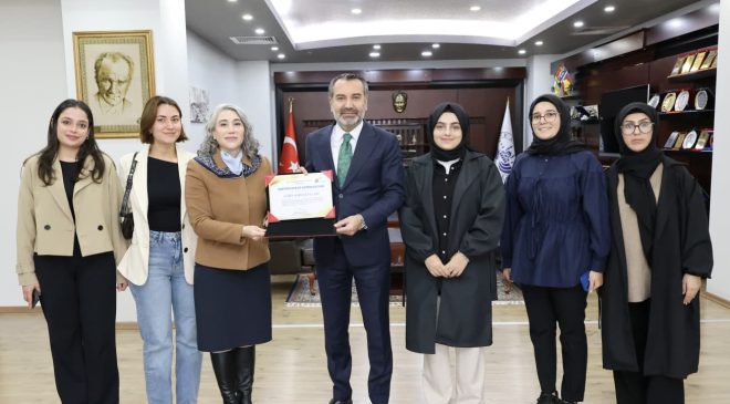 Fırat Üniversitesi Fen Fakültesi Fizik Bölümü öğrencileri Elazığ Belediye Başkanı Şahin Şerifoğulları’nı makamında ziyaret etti. 