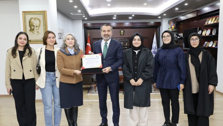 Fırat Üniversitesi Fen Fakültesi Fizik Bölümü öğrencileri Elazığ Belediye Başkanı Şahin Şerifoğulları’nı makamında ziyaret etti. 