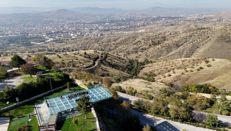 ESMEK’in örgü grubu kursiyerleri, Harput Cam Seyir Terası’nda düzenlenen etkinliğe katılıdı