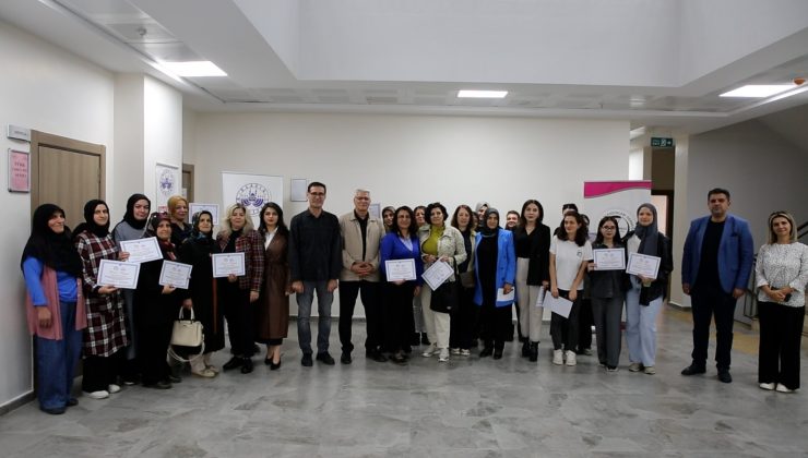 “Girişimcilik, Finansal Okuryazarlık ve Dijital Pazarlama Eğitimi”ni tamamlayan 44 kursiyer sertifikalarını aldı.